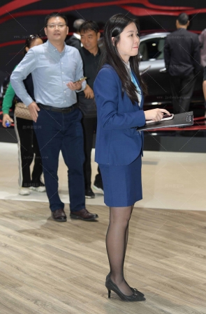 241121-27=76√我记得之前拍过她，是穿深灰色制服的。 11P