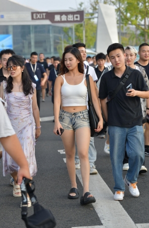 紧致热裤，超薄丝袜女孩