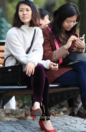 长椅上的红高跟成熟女子挑鞋