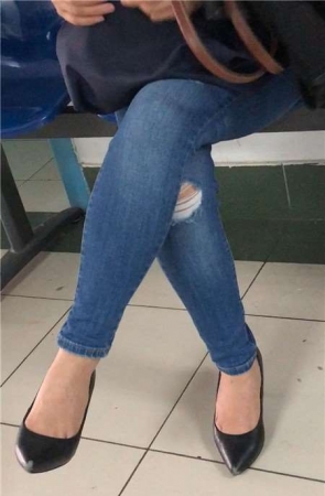 紧身牛仔裤高跟鞋少妇