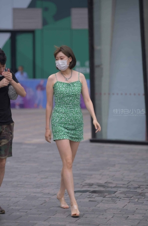 街拍短发吊带裙美女