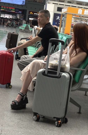 候车室的高跟美足