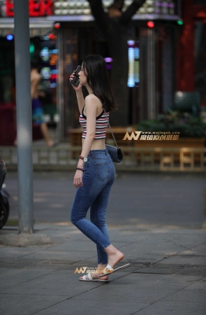 小蛮腰，紧牛美眉