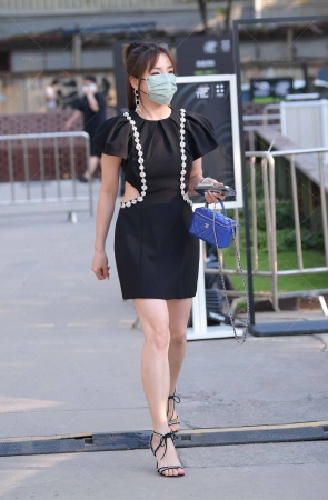 2321218-8=51√美腿小姐姐 13P