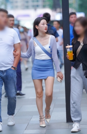 短裙美眉