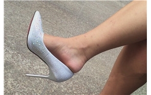 银白色高跟鞋被玉足塞满了。