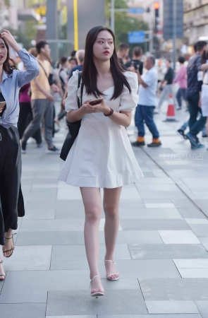 街拍白色连衣裙凉高美妞