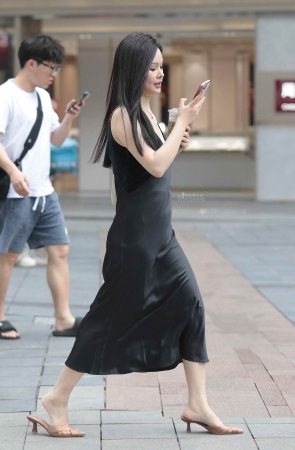 高跟街拍少妇