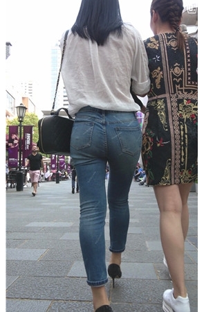 牛仔紧身圆润美屯《一》[1.57G/MP4]