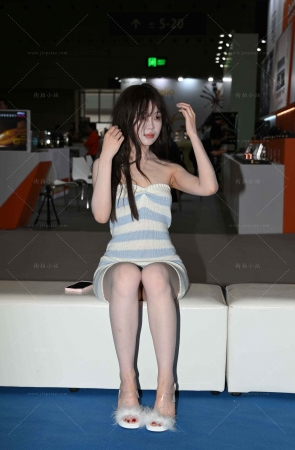 白白净净的小姐姐