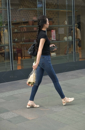 街拍那这一株花的牛仔裤美眉