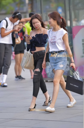 性感牛仔裤少妇