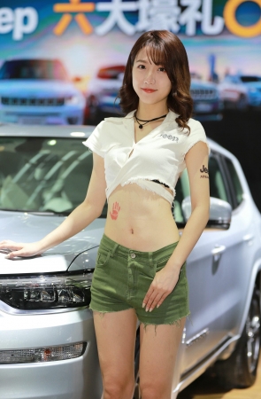 军绿色热裤车模175P