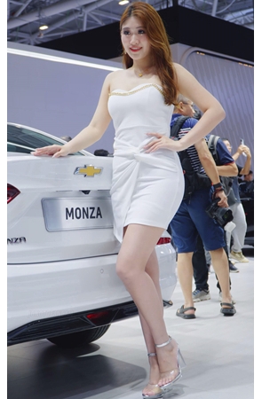 雪佛兰白裙车模美女
