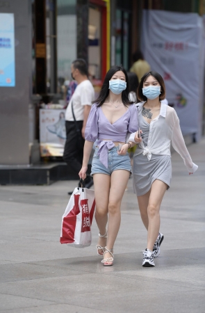 性感的单眼皮热裤女孩