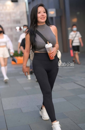 街拍丰满的运动系美女