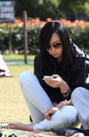 气质少妇草地上休闲