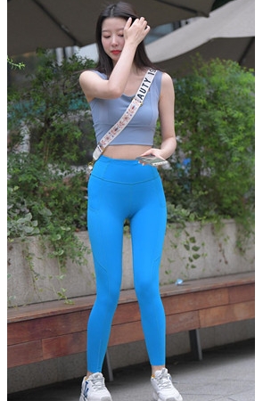 蓝色瑜伽裤美女【套图+视频】