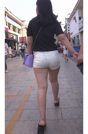 白色紧身小热裤