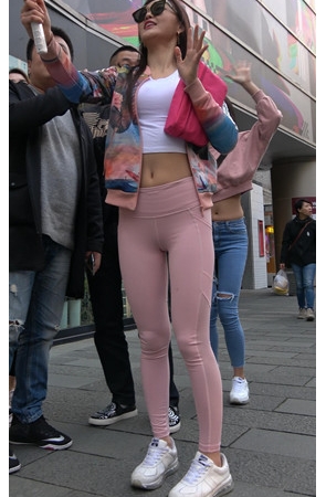 粉色瑜伽裤小姐姐