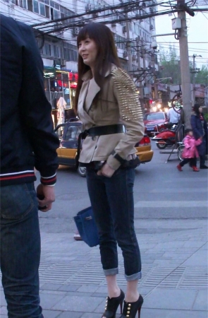 街拍紧身牛仔裤清纯气质美女