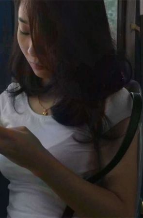 等公车的紧身牛仔翘臀美女