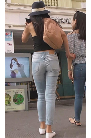 露腰牛仔美女