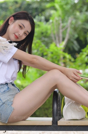 蓝色牛仔热裤美女