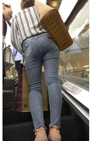 牛仔紧身裤小姐姐[1.11G/MP4]