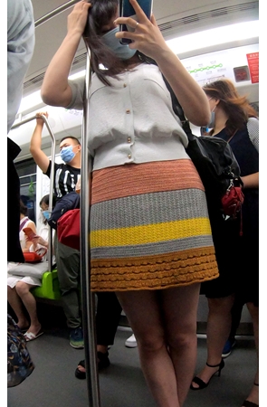 玩手机的美眉