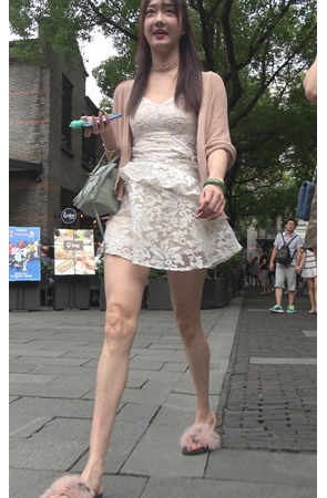 苗条的长腿白裙美女