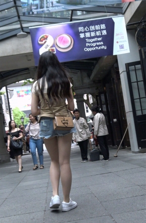 街拍超短牛仔热裤美女小姐姐