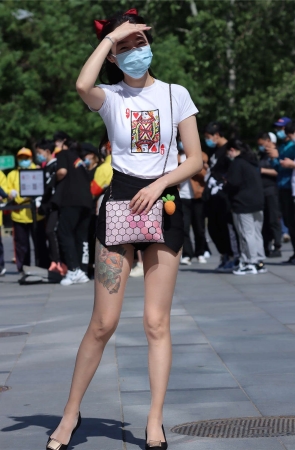 黑色热裤肉丝高跟纹身