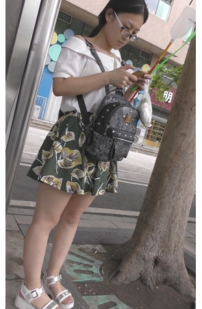 长发裸腿美足小姐姐[560M/MP4]