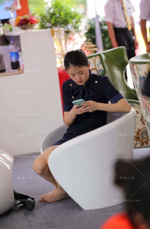 拖鞋休息的妹子 [19P]