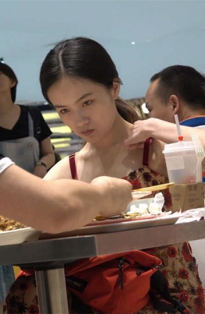 用餐，花色吊带连衣裙