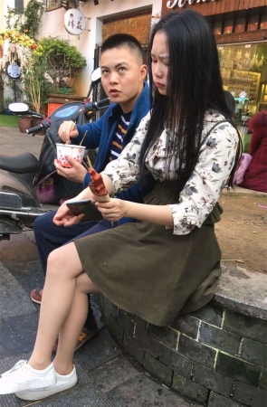 吃东西的大学生靓妹