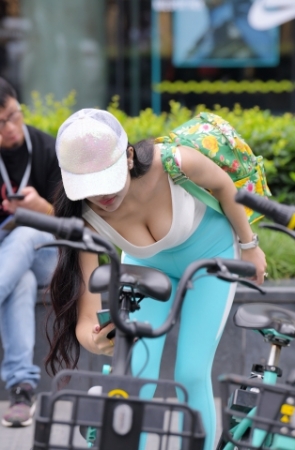 紧身瑜伽裤美女的心事