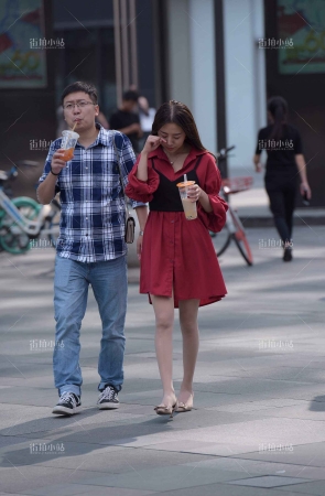 街拍红裙丝袜美女