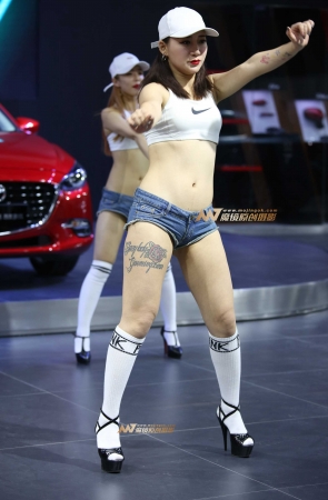 车展性感热裤舞者