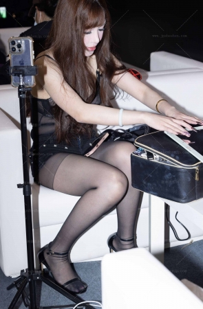 250328-39=25 黑丝美腿坐姿拍摄 5P