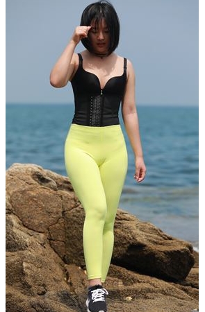 海边拍照的瑜伽美女(126P)