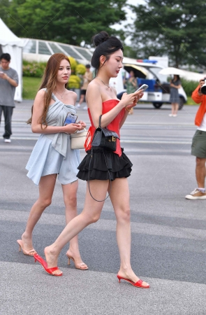 红衣红鞋美腿小姐姐