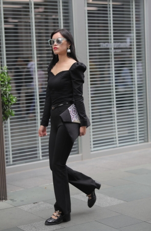 黑色紧身喇叭裤小姐姐