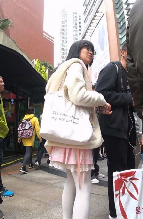 粉色裙小可爱清新风美眉