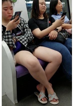 4K – 地铁上的格子衬衫美眉 [458 MB/MP4]