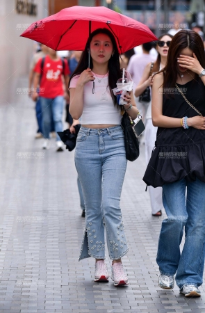 阔腿九分牛仔裤美女