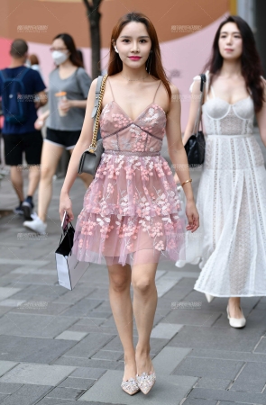 漂亮自信吊带裙美女