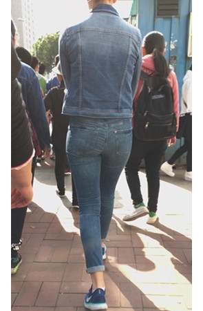 牛仔裤套装紧身妹子