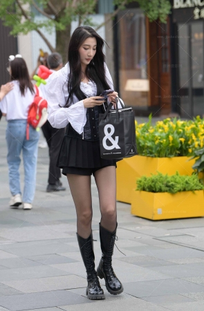 23527-15=56√街拍黑丝长腿长靴小姐姐 13P